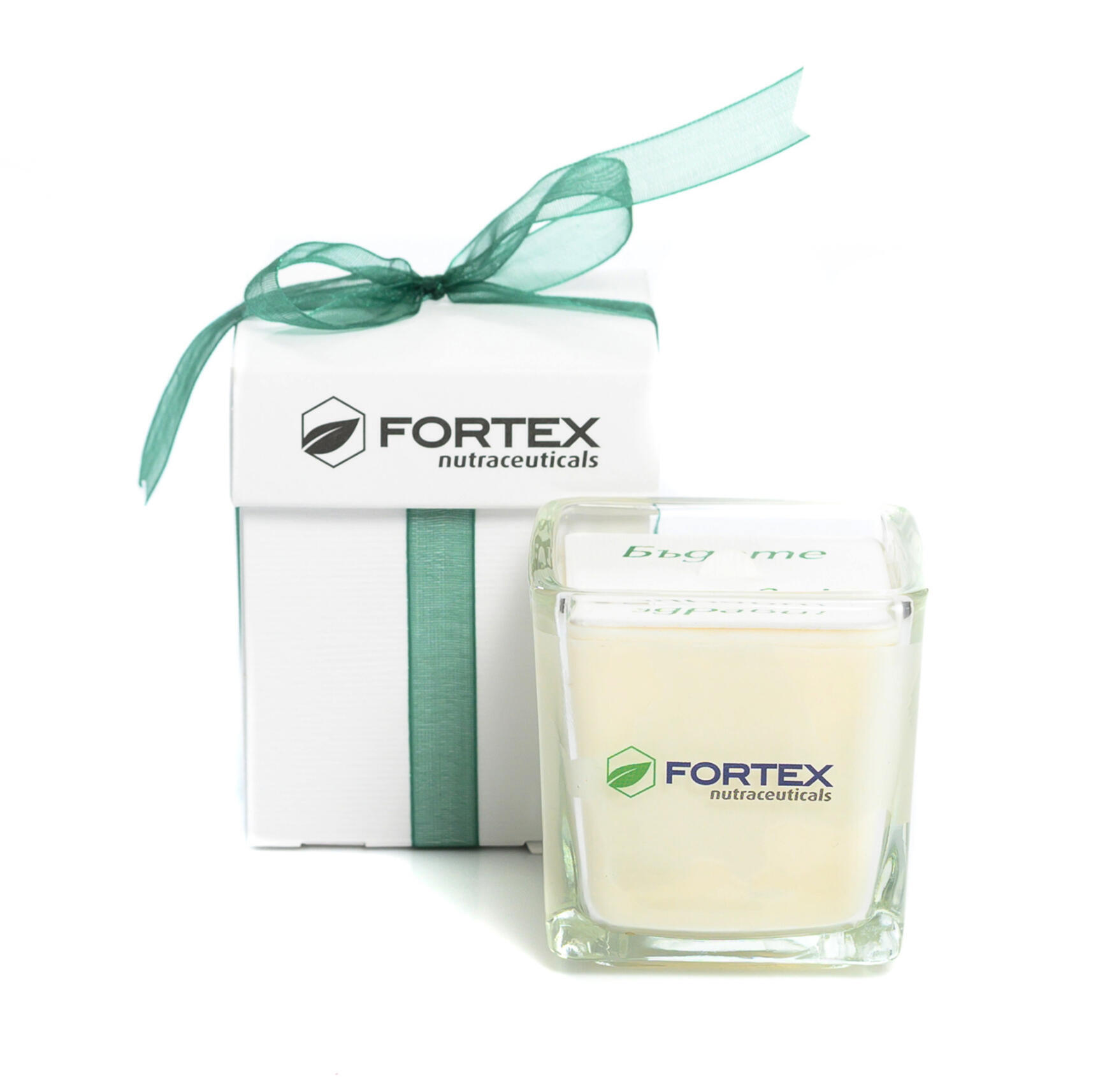 Ароматна свещ FORTEX с персонализиран етикет, бяла подаръчна кутия и зелена панделка.