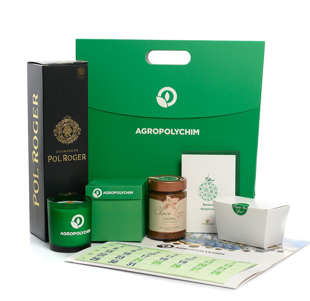 Корпоративна коледна колекция AGROPOLYCHIM със свещ, картичка и брандирани подаръчни опаковки.